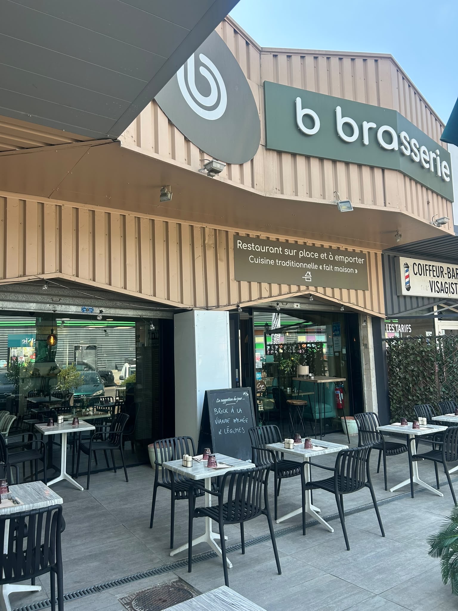 Façade du restaurant B Brasserie à Arles