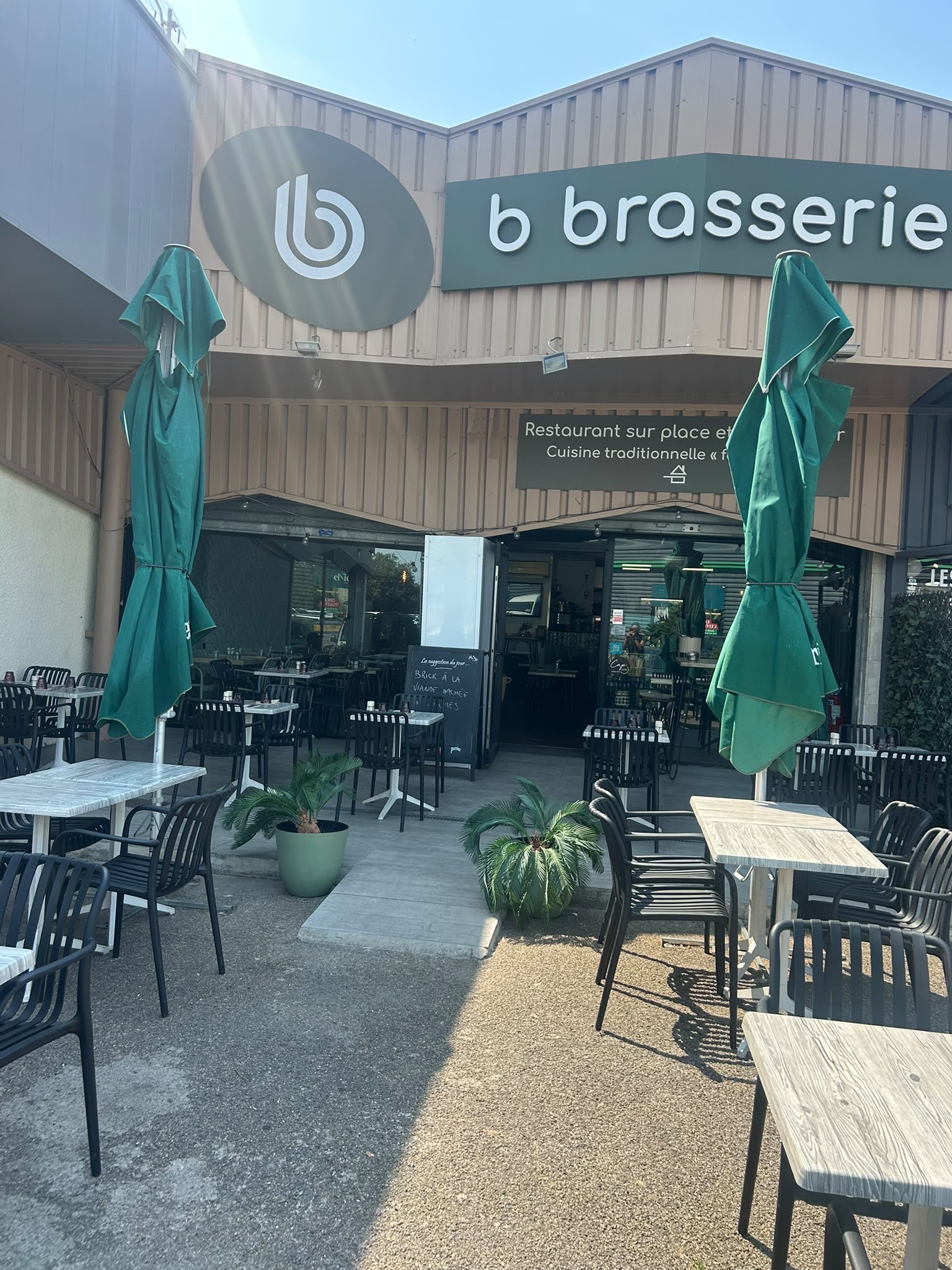 Façade du restaurant B Brasserie à Arles