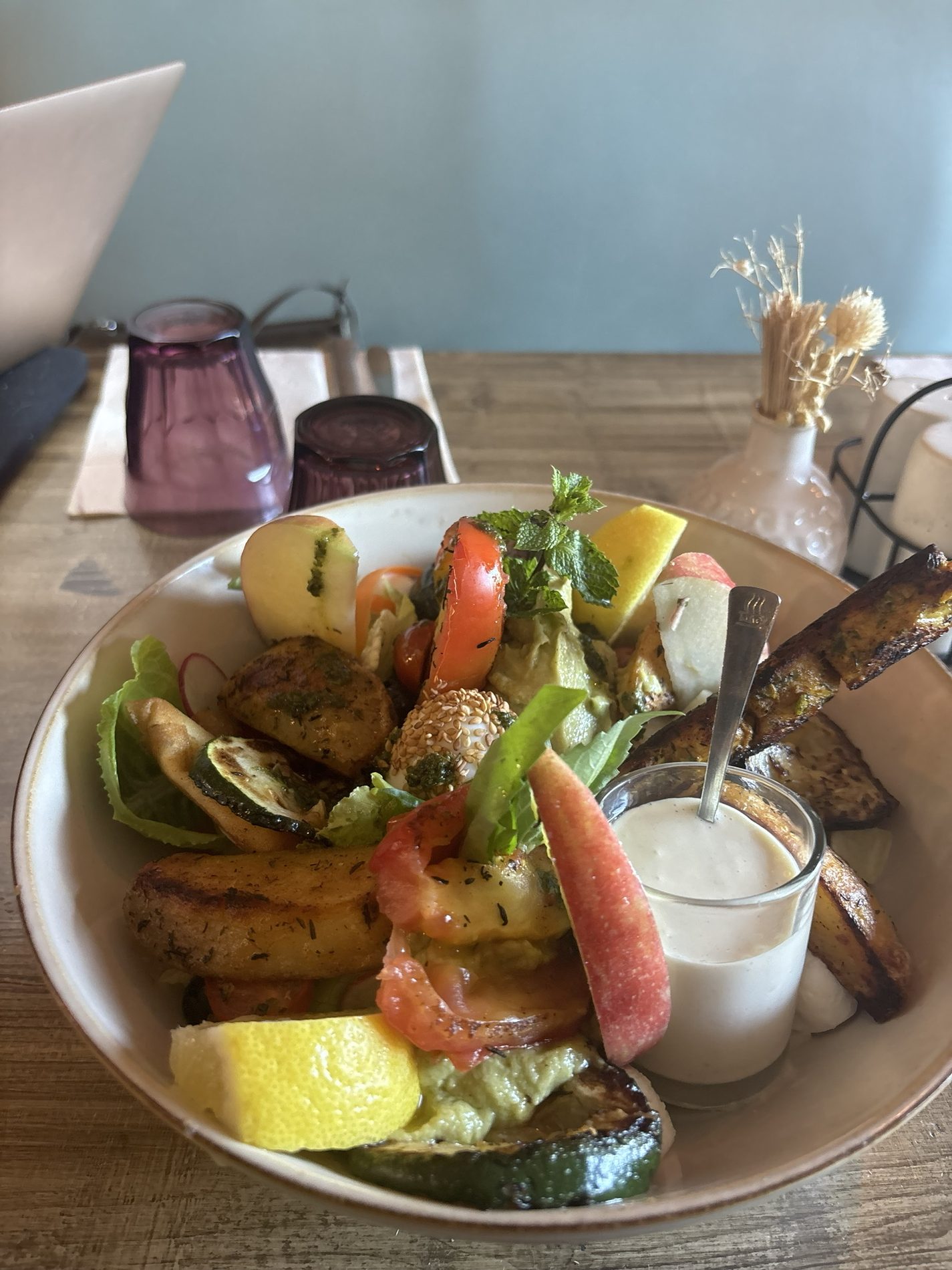 Assiette de légumes grillés et sauce maison